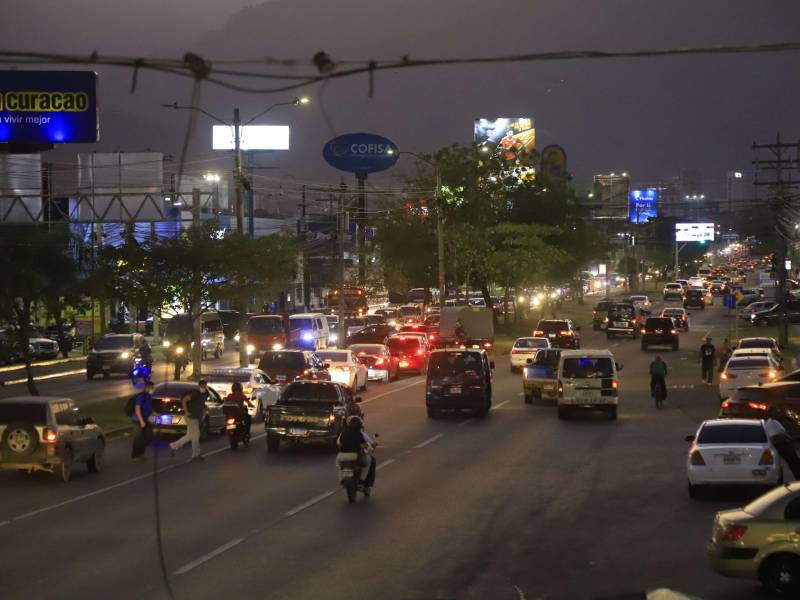 Bulevar frente a Mega Mall, donde hay un puente peatonal que no todos los ciudadanos de a pie utilizan.