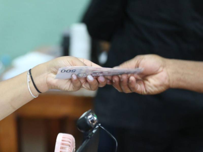 Cientos de personas llegaron este miércoles 15 de octubre al Centro Artesanal e Industrial para Ciegos (CIAPAC) de Santa Lucía, Francisco Morazán, para recibir el “Bono de Alivio Climático”.