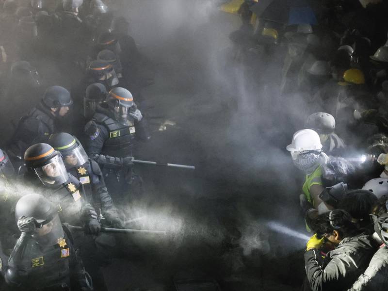 Policías y estudiantes se enfrentaron este jueves en la Universidad de California en Los Ángeles (<b>UCLA</b>) durante el desalojo de las barricadas levantadas por manifestantes contra la guerra en Gaza, tras una jornada de intervenciones en otros centros de Estados Unidos que dejaron numerosos detenidos.
