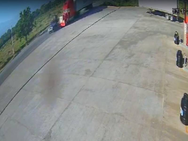 El accidente se registró frente a una gasolinera.