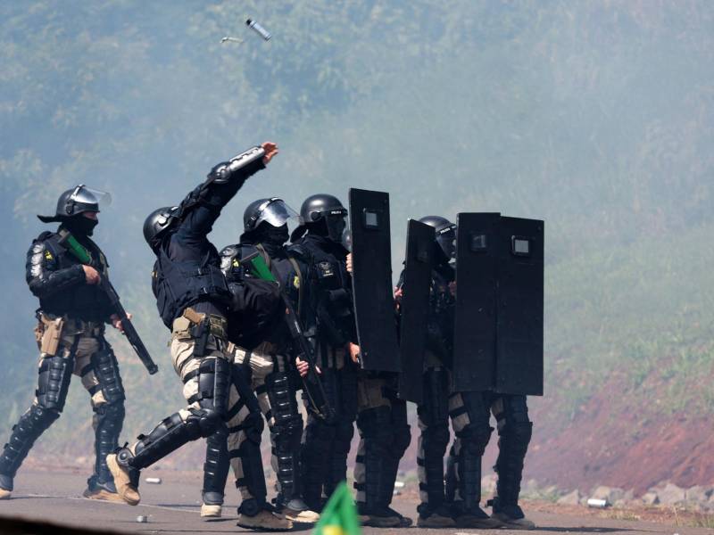 La policía militar brasileña desaloja a los manifestante que bloquean las principales calles tras derrota de Bolsonaro.
