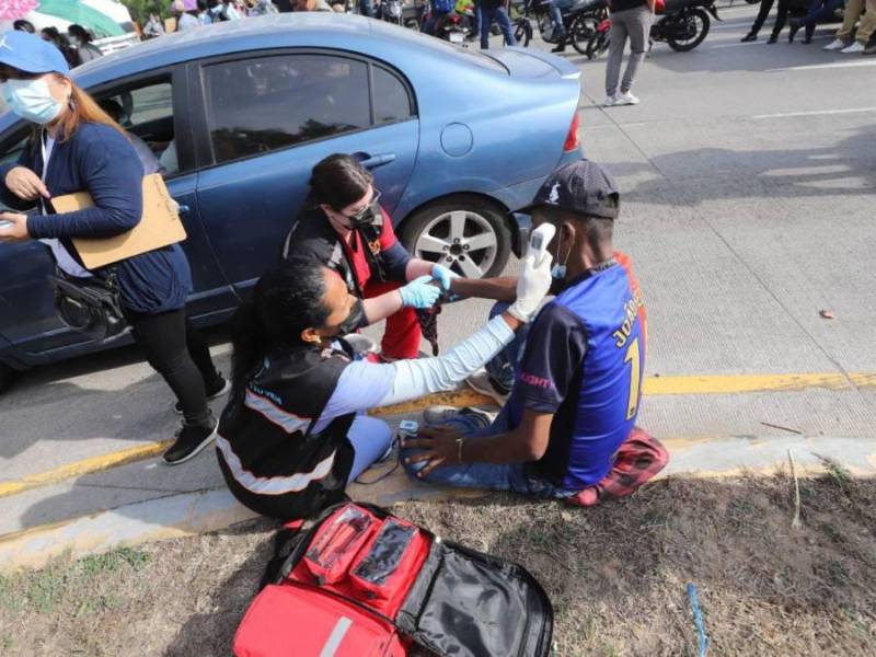 Pasado el medio día, varios pacientes renales que protestan en la carretera CA-5, a la altura de El Durazno, comenzaron a sufrir complicaciones de salud.