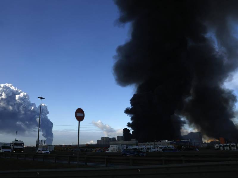 Un ataque con drones provocó un incendio en los almacenes de Wildberries en la aldea de Novosaratovka, en el distrito de Vsevolozhsk, según informó el gobernador de la región de Leningrado, Alexander Drozdenko. Tres personas resultaron heridas. EFE/ Stringer