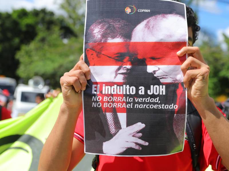 Un reducido grupo de campesinos hondureños protestaron este jueves frente a la Embajada de Estados Unidos en Tegucigalpa contra el indulto otorgado por el presidente estadounidense, Donald Trump, al exmandatario Juan Orlando Hernández (2014-2022), que había sido condenado a 45 años de cárcel por narcotráfico en ese país norteamericano.