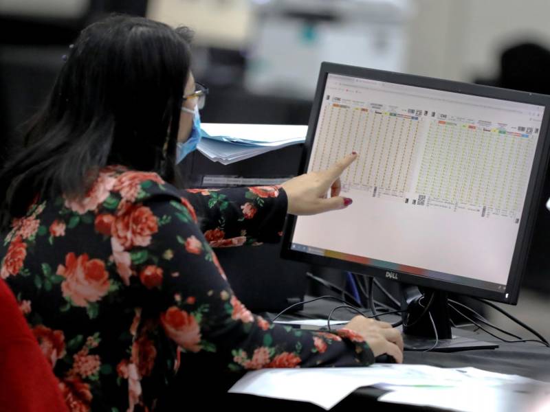 Una mujer revisa actas de votación en el Centro de Divulgación de Resultados del Consejo Nacional Electoral donde continua el escrutinio de las elecciones generales del 28 de noviembre de 2021. EFE