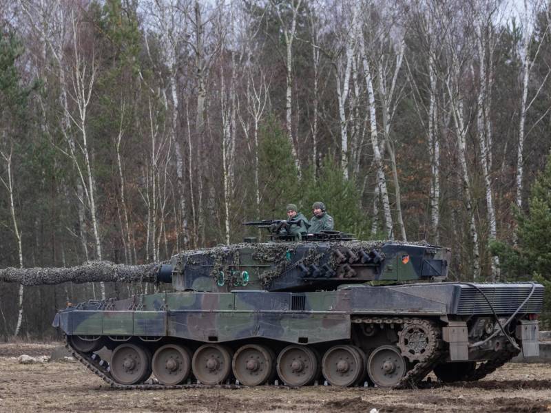Recién llegados del frente, 105 soldados ucranianos siguen una formación intensa sobre tanques <b>Leopard</b> en Polonia, impartida por instructores noruegos, canadienses y polacos, explicaron los organizadores y participantes de este curso excepcional.