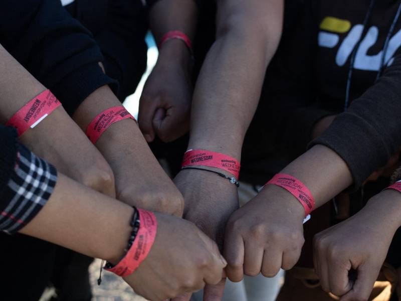 Los migrantes reciben brazaletes para ser procesados.