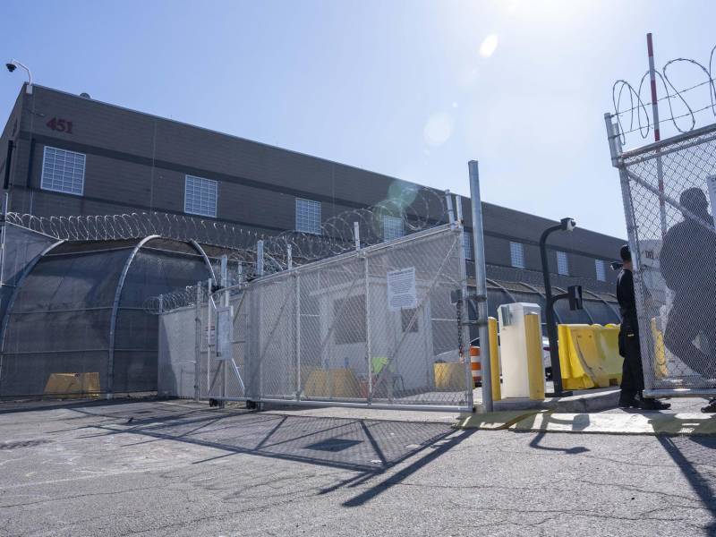 Agentes del Servicio de Inmigración y Control de Aduanas (ICE, por sus siglas en inglés) custodian el centro de detención de inmigrantes Delaney Hall en Nueva Jersey (EE.UU.).
