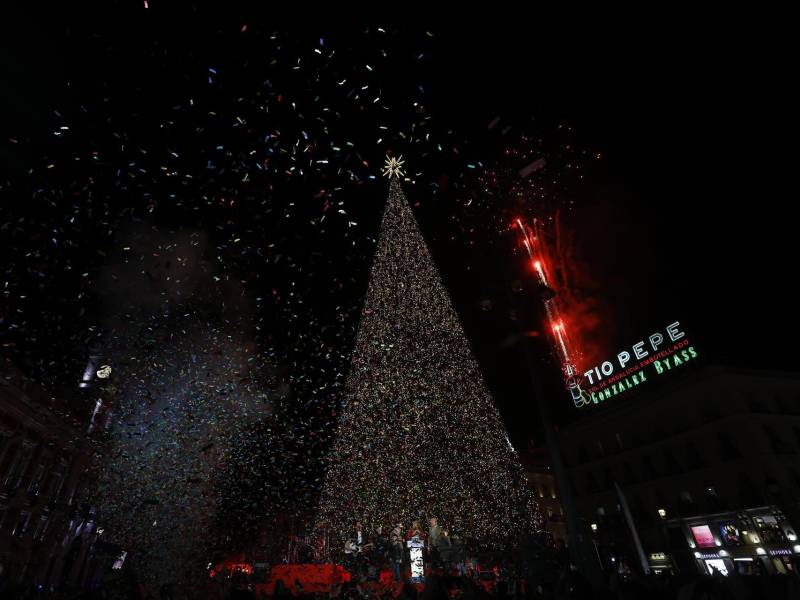 Varios países dieron la bienvenida a la temporada navideña con el tradicional encendido de árboles en las principales capitales del mundo.