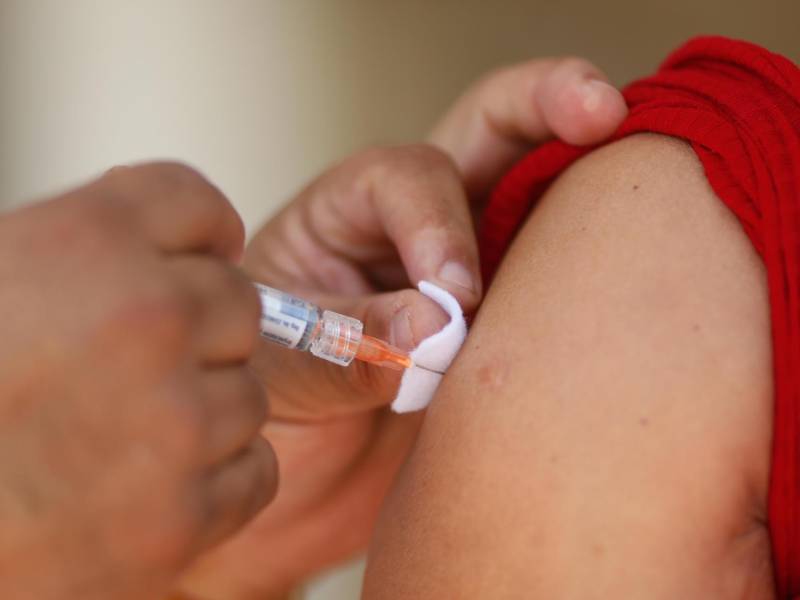Personal de salud aplica la vacuna contra el sarampión a un menor de edad como parte de la campaña de inmunización.