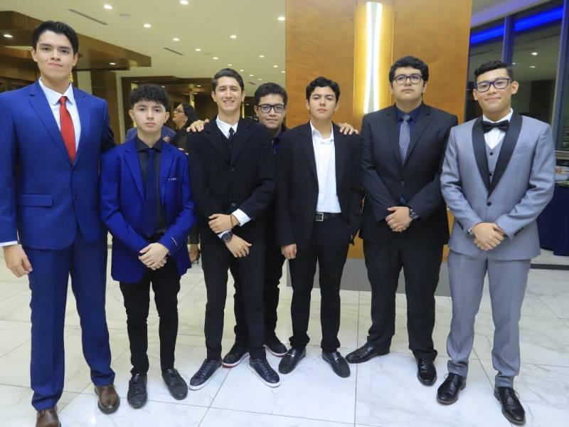 Una noche de ensueño vivieron este sábado los seniors de la Kiddy Kat &amp; Morazzanni, quienes junto a sus padres disfrutaron de su fiesta de graduación. El festejo tuvo como sede el Centro de Convenciones del Hotel Copantl, lugar predilecto para que más de 80 jóvenes desfilaran por la alfombra roja, bailaran el vals e hicieran el brindis en honor al esfuerzo de cada uno hasta lograr su objetivo.