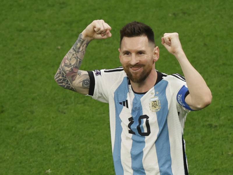 Lionel Messi de Argentina celebra un gol hoy, en la final del Mundial de Fútbol Qatar 2022 entre Argentina y Francia en el estadio de Lusail (Catar).