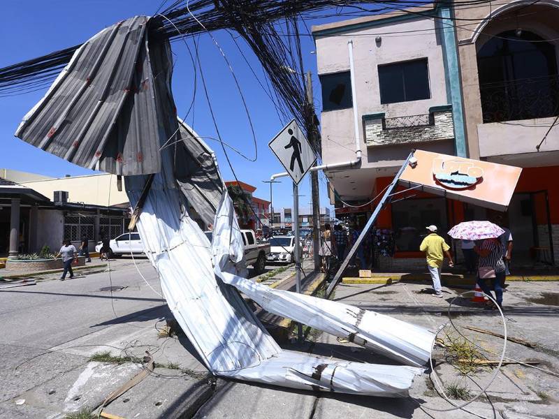 Láminas de zinc que fueron despegadas por los fuertes vientos en Puerto Cortés.