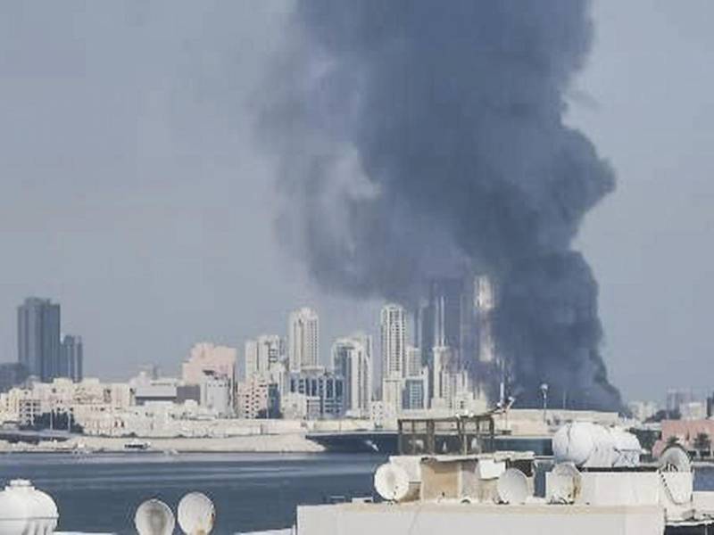 Vista de una columna de humo en Baréin. La Guardia Revolucionaria iraní confirmó este sábado que ha lanzado ataques contra bases estadounidenses situadas en Baréin, Catar y Emiratos Árabes como represalia por los bombardeos de Estados Unidos e Israel. EFE