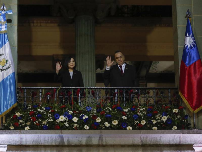 El presidente de Guatemala Alejandro Giammattei (d) y la presidenta de Taiwán Tsai Ing-Wen saludan desde un balcón, en el Palacio Nacional de la Cultura (sede de Gobierno) en Ciudad de Guatemala (Guatemala).