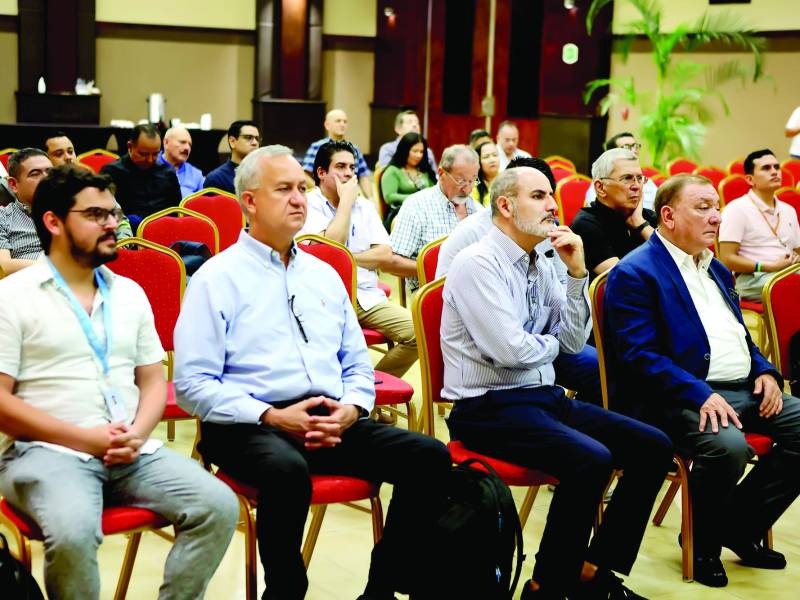 Carlos Arturo Bueso y funcionarios de la Empresa Nacional Portuaria (ENP) con empresarios de San Pedro Sula.