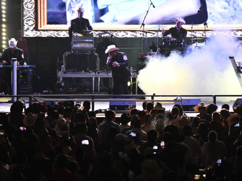 El Trono de México puso a bailar a los sampedranos con sus mayores éxitos. FOTOS: Héctor Edú.