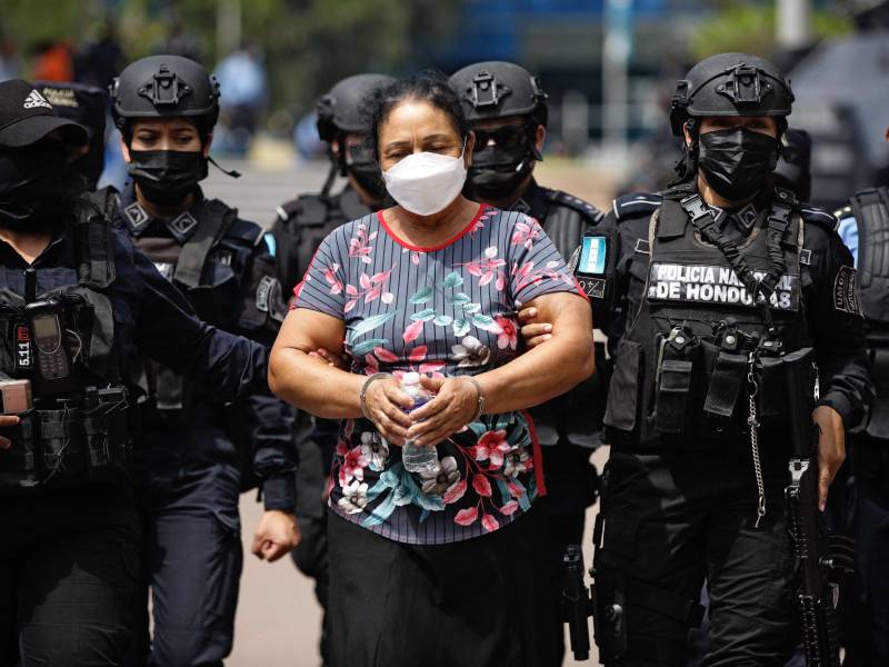 Miembros de las Fuerzas Especiales custodian a Herlinda Bobadilla, supuesta líder del clan del narcotráfico hondureño de los Bobadilla según el gobierno de Estados Unidos.