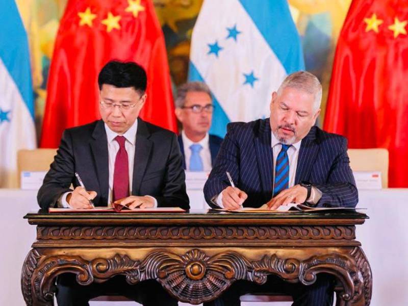 El embajador de la República Popular China, Yu Bo, firma el convenio junto al Canciller de Honduras, Eduardo Enrique Reina.