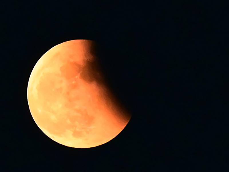 La luna volvió a eclipsarse ayer por completo, un fenómeno astronómico que solo fue visible en algunas partes del mundo y que no volverá a repetirse hasta 2025.
