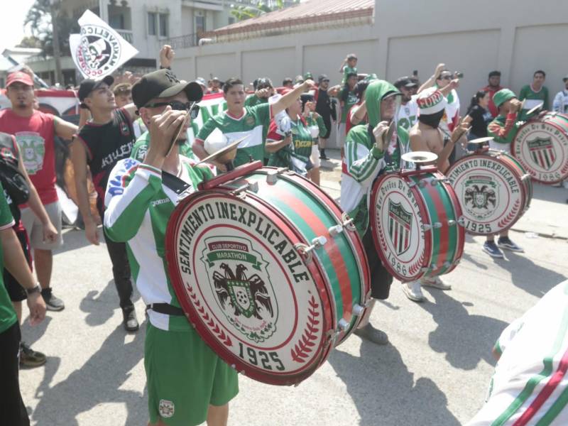 La barra del Marathón y show previo al partido ante el Olimpia.