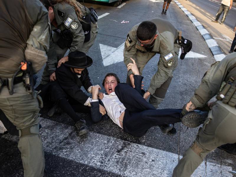 Un judío ultraortodoxo es llevado por las fuerzas de seguridad israelíes durante una protesta contra el reclutamiento en Kfar Yona.