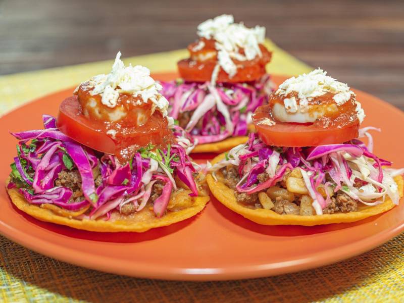 Arma cada enchilada inmediatamente antes de servirla para evitar que la tortilla absorba el líquido y se ponga aguada.
