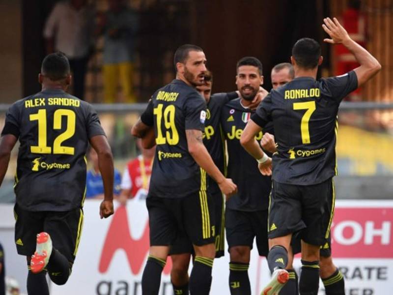 Cristiano Ronaldo celebrando el primer gol de la Juventus marcado por Sami Khedira. Foto AFP