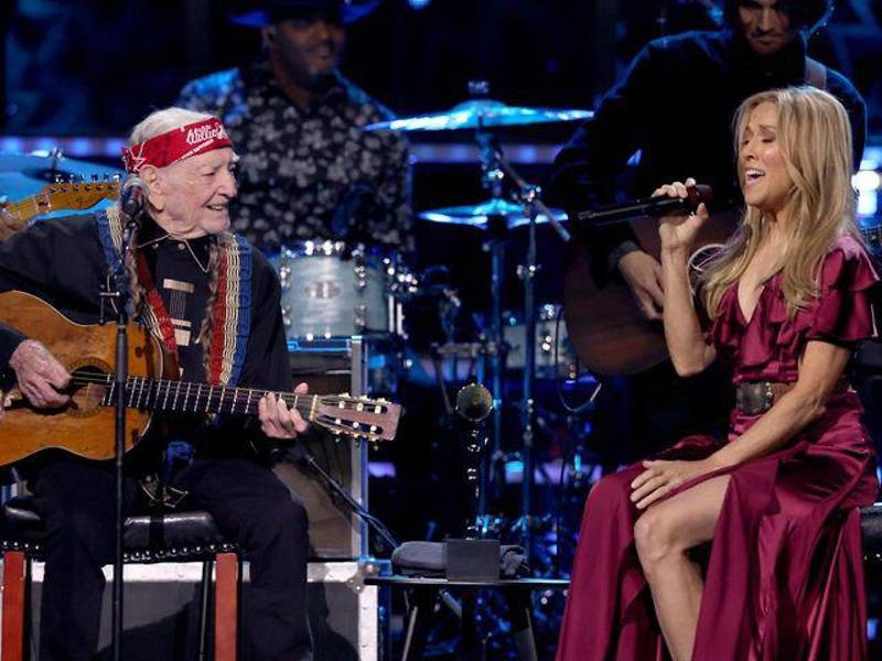El icono del country Willie Nelson se presentó junto a la rockera Sheryl Crow.