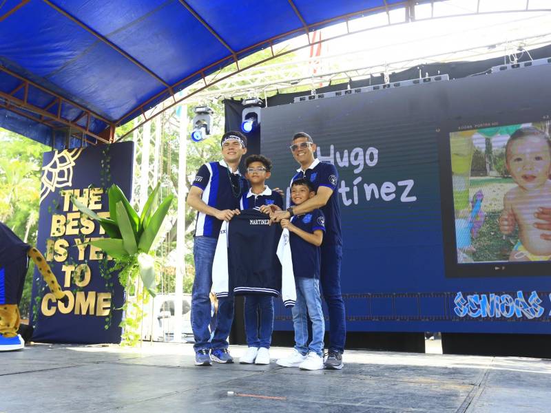 Durante la ceremonia también se hizo la entrega oficial de las chamarras.