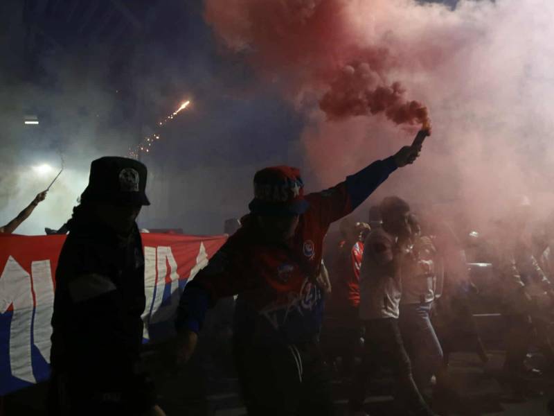 La llegada de la Ultra Fiel a poco para el inicio del juego.