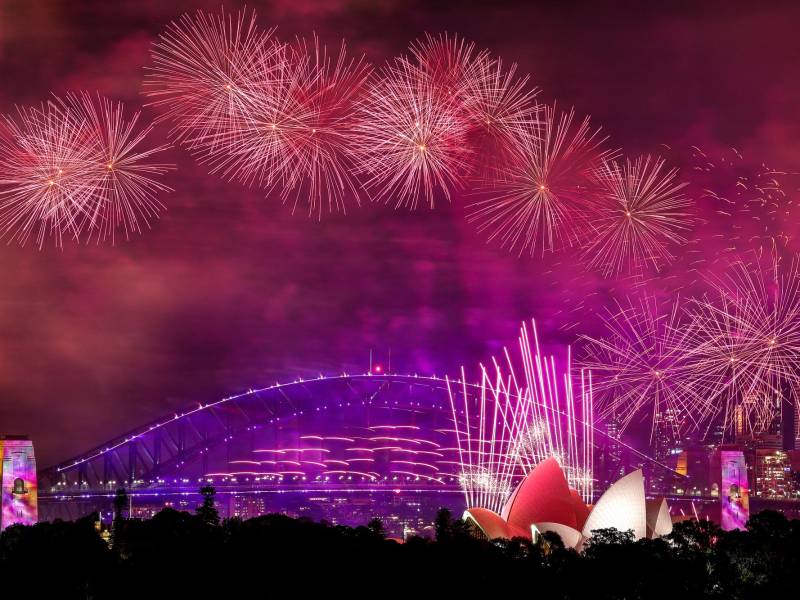 Multitudes jubilosas se congregaron hoy en Australia y Nueva Zelanda para dar la bienvenida al 2024 con un espectáculo de Fuegos Artificiales.