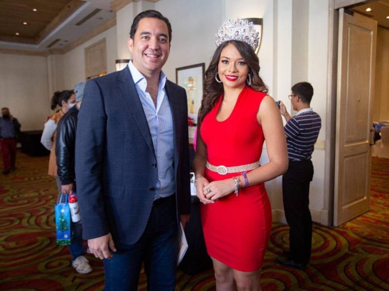 Héctor Manuel Zelaya y Sirey Morán sostuvieron una breve conversación ayer miércoles 15 de diciembre en Tegucigalpa.