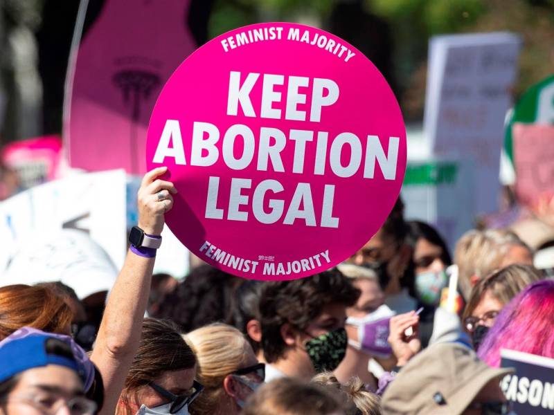 La polémica ley también permite a particulares presentar demandas civiles contra cualquier persona que ayude a una embarazada a abortar.