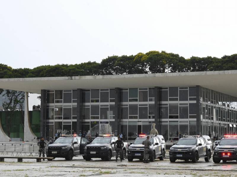 La policía resguarda las sedes del Congreso, la Presidencia y la Corte Suprema tras el asalto de los bolsonaristas el pasado domingo.