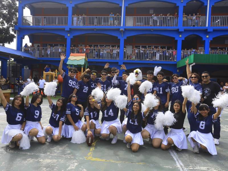 La temática de los seniors de 2025 fue de fútbol americano.