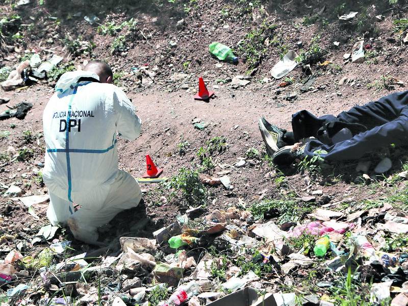 Un detective busca evidencias en la escena.