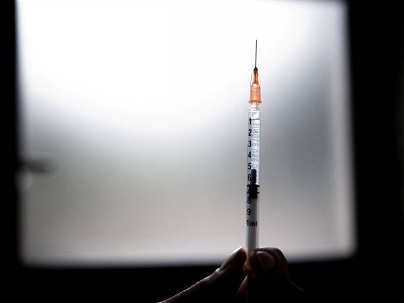 La vacuna mpox aún no está disponible en África. Preparando una dosis de la vacuna en un centro médico de París.