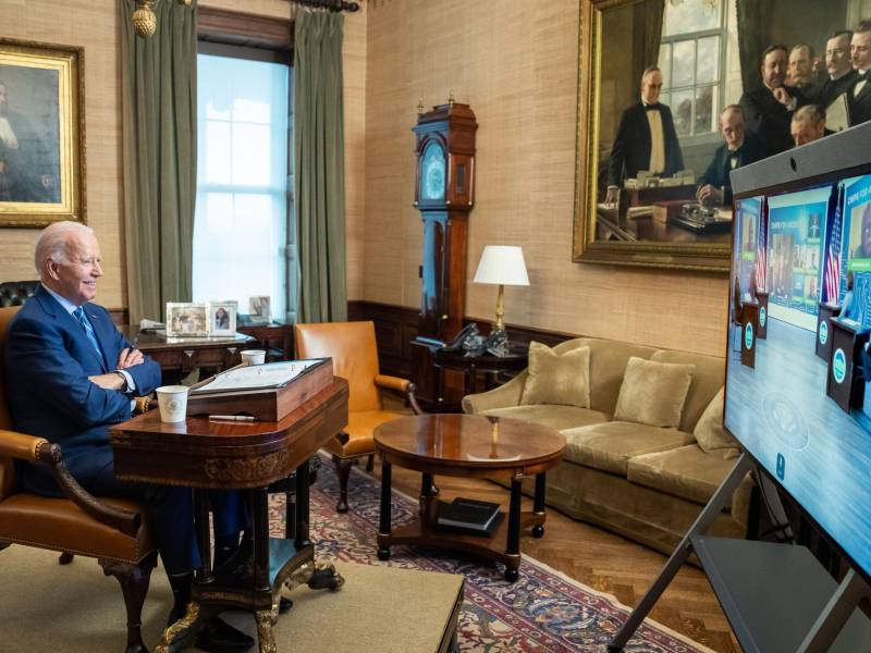 Biden se ha mantenido trabajando virtualmente desde su aislamiento en la Casa Blanca.