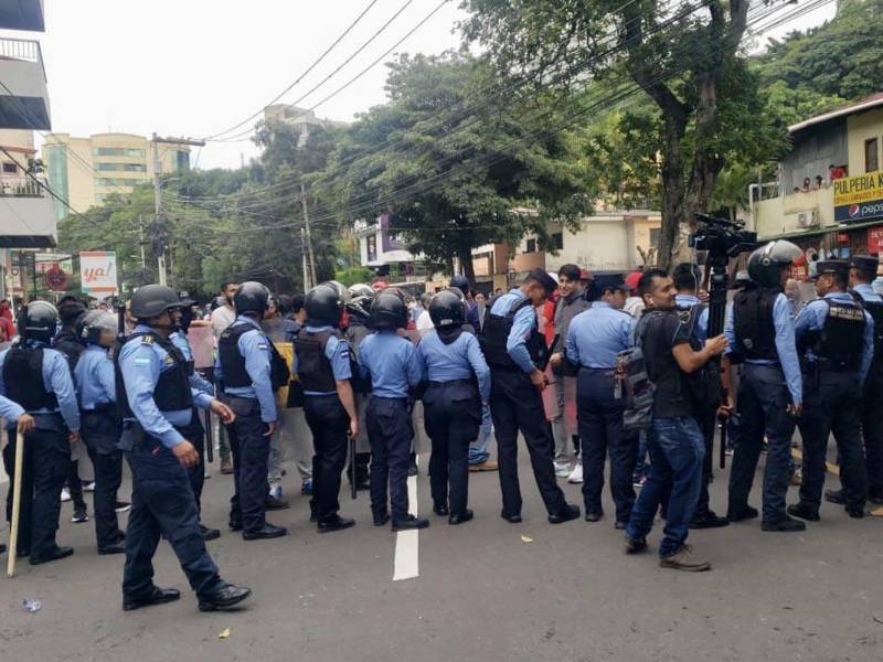 Simpatizantes y opositores del Gobierno de Honduras se enfrentaron este miércoles tras la designación del nuevo fiscal general del Estado y fiscal general adjunto, entre denuncias de la oposición y otros sectores que afirman una presunta ilegalidad, sin que la refriega haya dejado heridos.