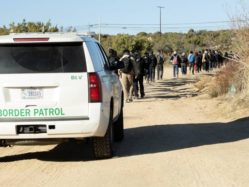 Cientos de migrantes llegan a diario a la frontera entre California y México para entregarse a la Patrulla Fronteriza.