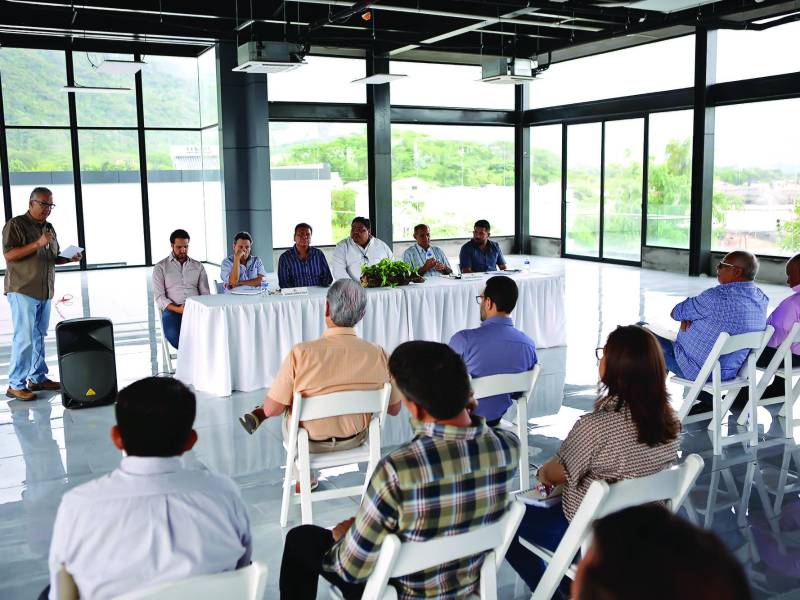 Directivos de Asuprovih lideraron la reunión con autoridades municipales y estuvieron presentes desarrolladores invitados. Fotos: Yoseph Amaya y Melvin Cubas.