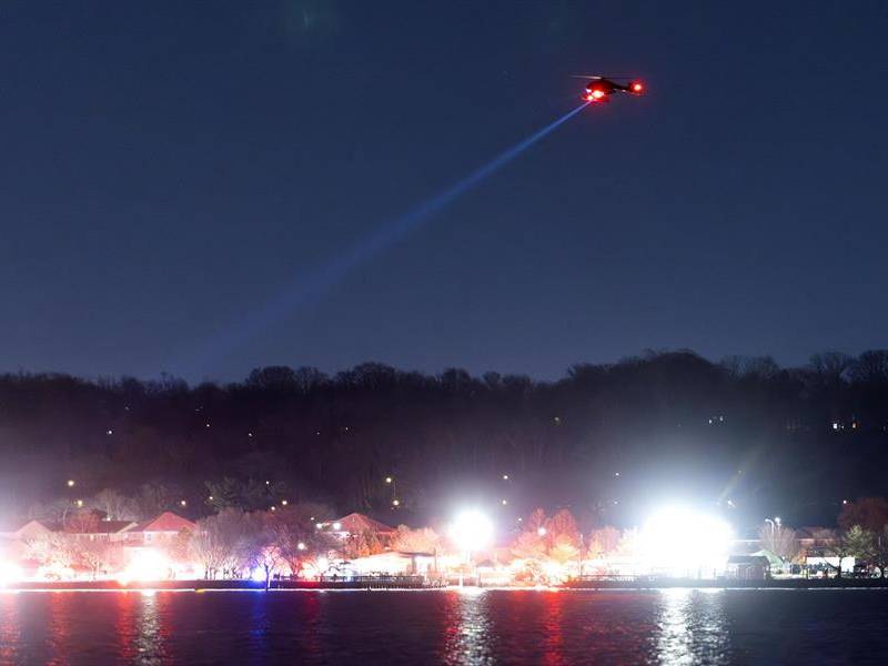 Los equipos de rescate continúan con la búsqueda de las víctimas del accidente aéreo en Washington D.C.