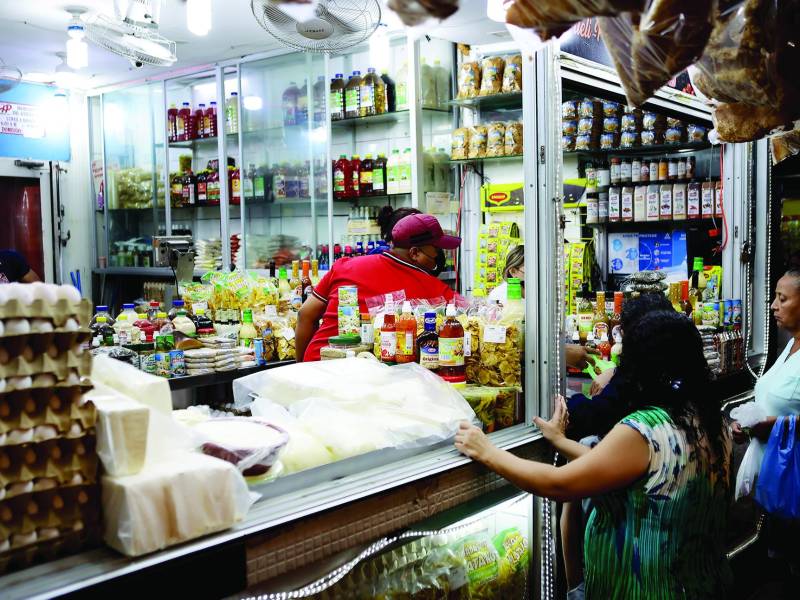 <b>Clientes hacen sus compras en el mercado Dandy.</b>