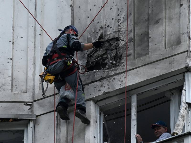 Tras el ataque con <b>drones</b> que golpeó <b>Moscú</b> el martes, varios habitantes de la capital rusa manifestaron su estupor ante la irrupción en sus vidas del conflicto de Ucrania, que creían lejano.