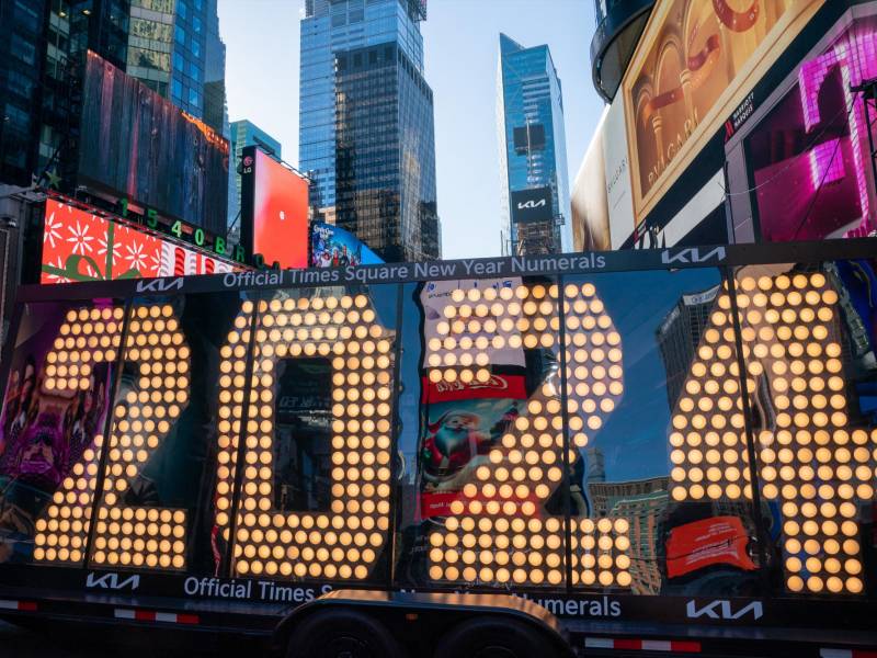 El cartel con los números 2024 que ilumina el Times Square desde e20 de diciembre de 2023 en la ciudad de Nueva York. Los números, que miden dos metros de altura y están compuestos por un total de 602 bombillas LED de bajo consumo, llegaron a Nueva York después de una gira por todo el país que comenzó en Los Ángeles.