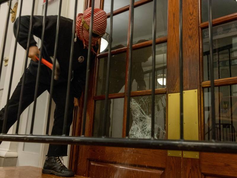 Decenas de estudiantes de la universidad neoyorquina de Columbia han ocupado este martes el Hamilton Hall, uno de los edificios más importantes del complejo educativo, horas después de que la dirección del centro comenzara a aplicar suspensiones a estudiantes involucrados en las protestas.