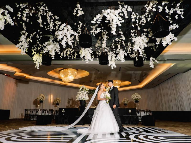 La paleta de colores de la boda fue blanco y negro como una versión moderna de una combinación de colores clásicos. Las rosas, hortensias y lirios blancos le agregaron el toque romántico.