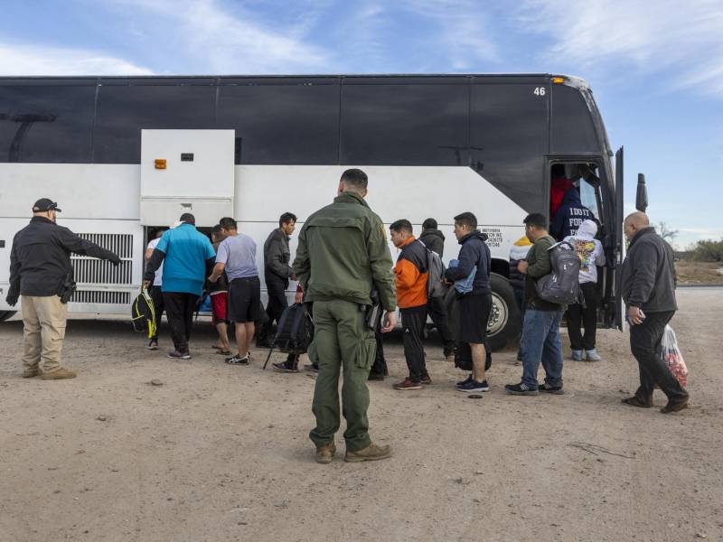 Miles de migrantes han cruzado la frontera sur de EEUU en las últimas semanas.