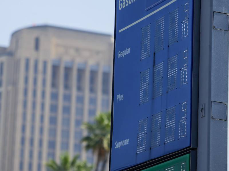 Fotografía de archivo de un tablero con precios de gasolina en Los Ángeles (EE.UU.). EFE